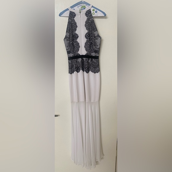 BCBG Dress in white/black, size 6 - Picture 2 of 4